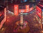 钟声敲响新年序曲，直击重庆解放碑许愿夜的璀璨与沸腾